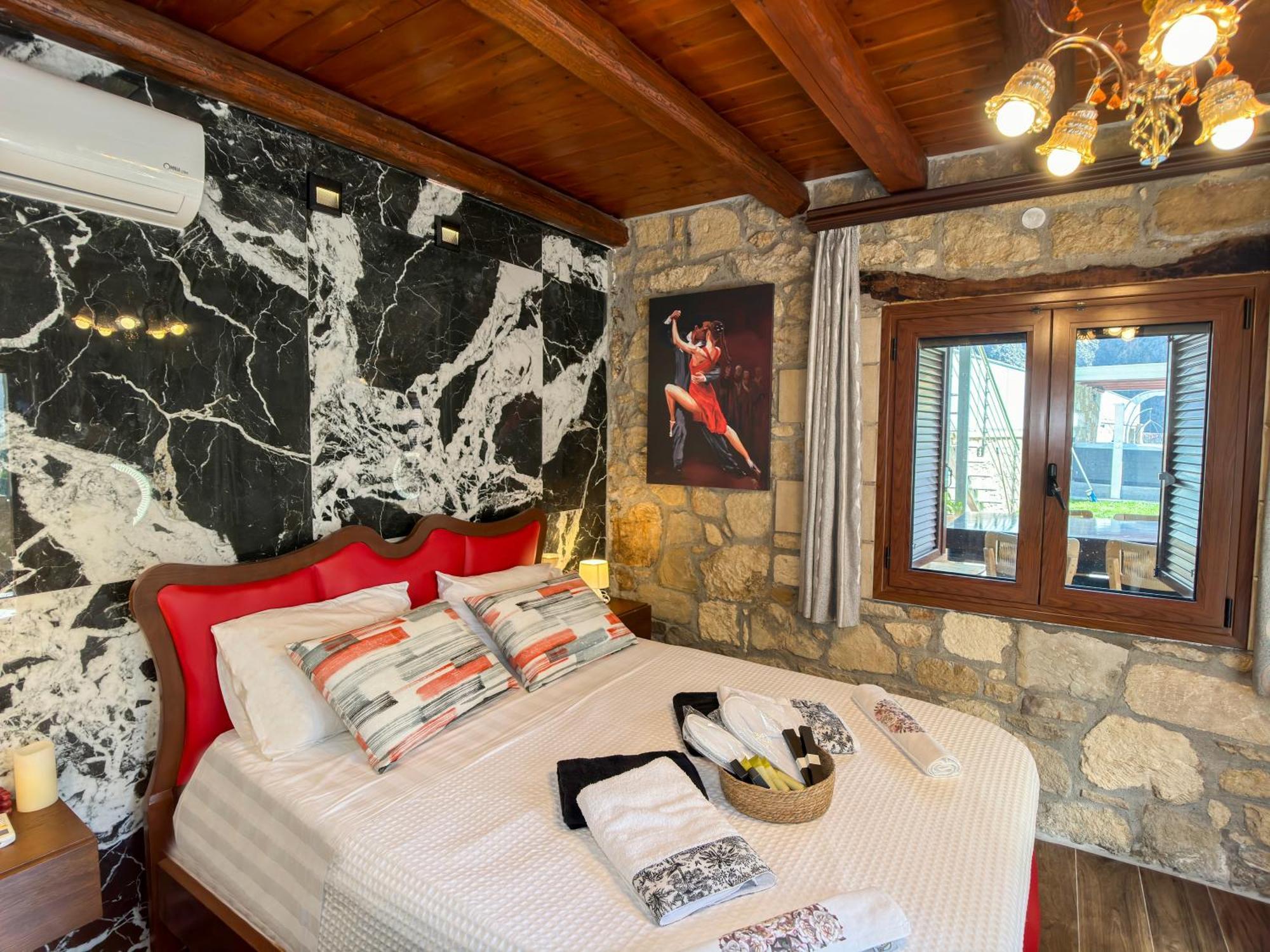 Heated Private Ozone Salt Pool, Jacuzzi, Cinema Inside & Outside, Ping Pong, Billiard, Ps5, Playground, Giant Chess, Giant Monopoly, Table Football, 3X Surround Sound - Villa Rokka Luxe Киссамос Экстерьер фото
