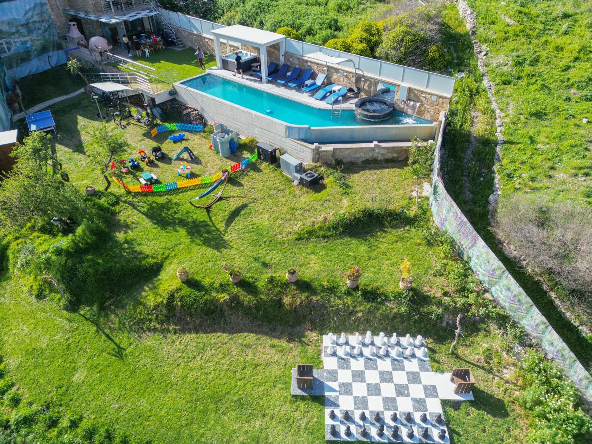 Heated Private Ozone Salt Pool, Jacuzzi, Cinema Inside & Outside, Ping Pong, Billiard, Ps5, Playground, Giant Chess, Giant Monopoly, Table Football, 3X Surround Sound - Villa Rokka Luxe Киссамос Экстерьер фото