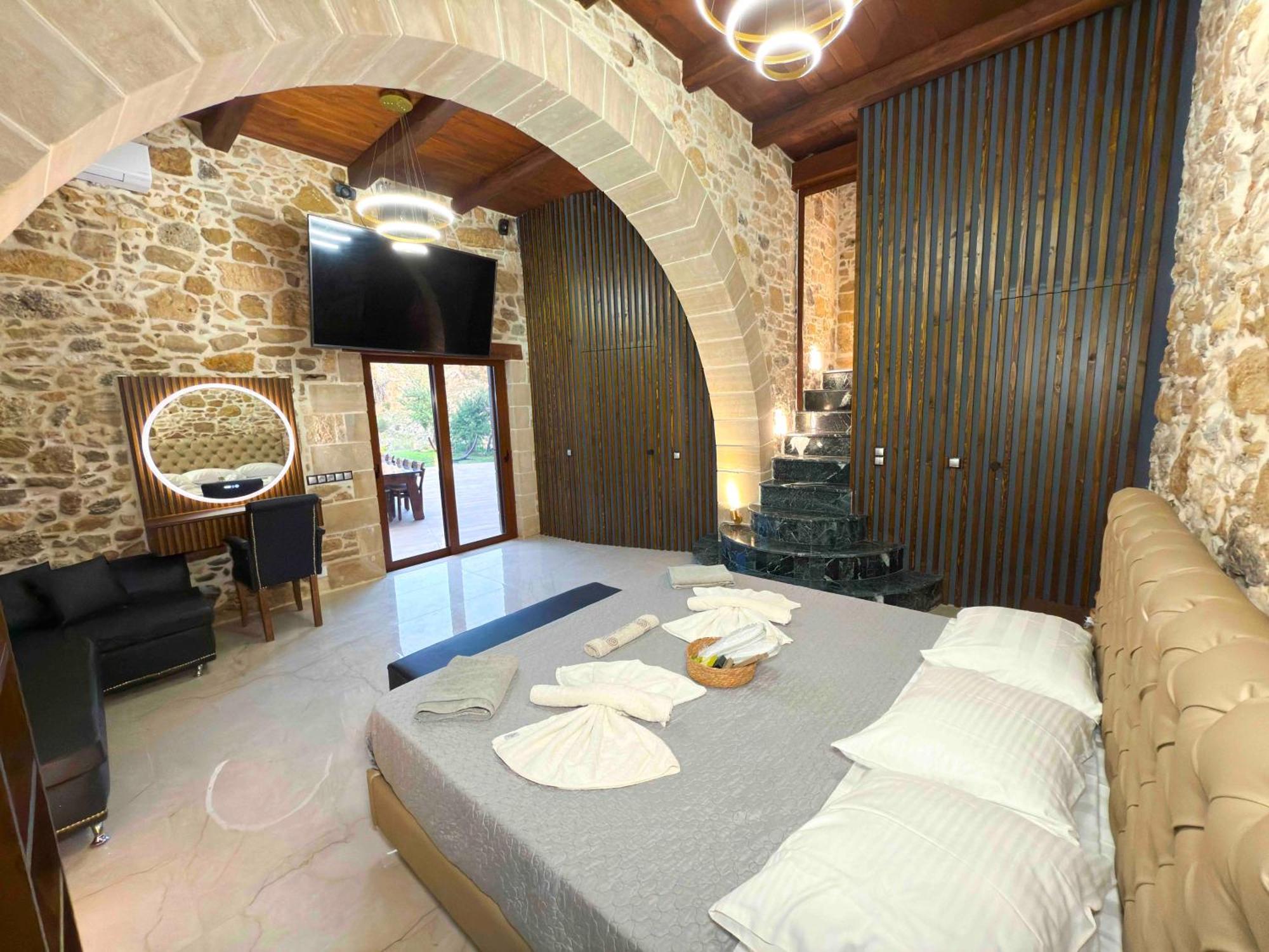 Heated Private Ozone Salt Pool, Jacuzzi, Cinema Inside & Outside, Ping Pong, Billiard, Ps5, Playground, Giant Chess, Giant Monopoly, Table Football, 3X Surround Sound - Villa Rokka Luxe Киссамос Экстерьер фото